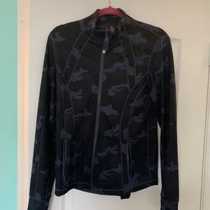 Yogalicious camo zipup size L!